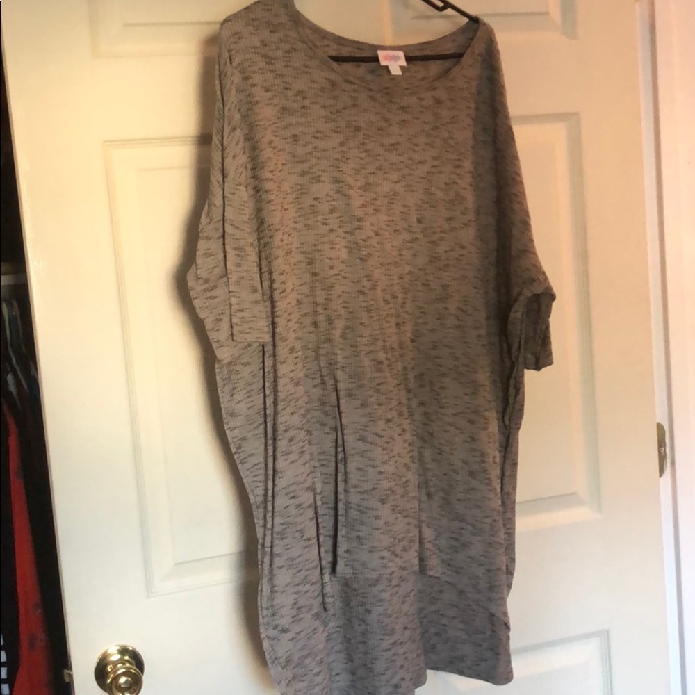 Gray ribbed high-low shirt.